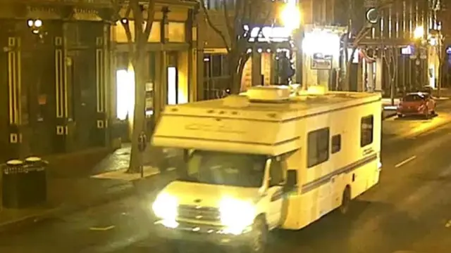 Penampakan mobil RV misterius yang disebut polisi sebagai sumber ledakan di Nashville pada pagi Natal 25 Desember 2020. Polisi menyebut mobil tersebut memutar rekaman yang mengimbau 'akan ada ledakan dalam 15 menit' (Handout / Nashville Police)