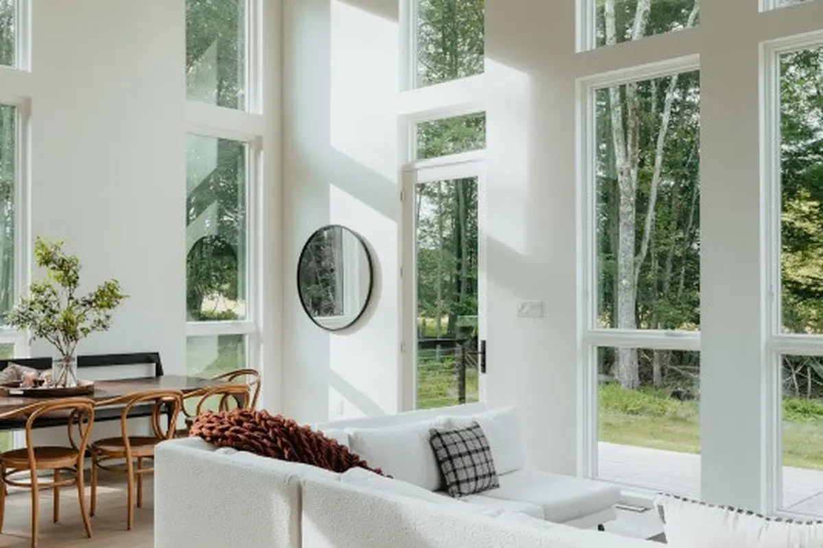 Ilustrasi Desain Rumah Minimalis dengan Pencahayaan Alami (Credit: Clay Banks/Unsplash)