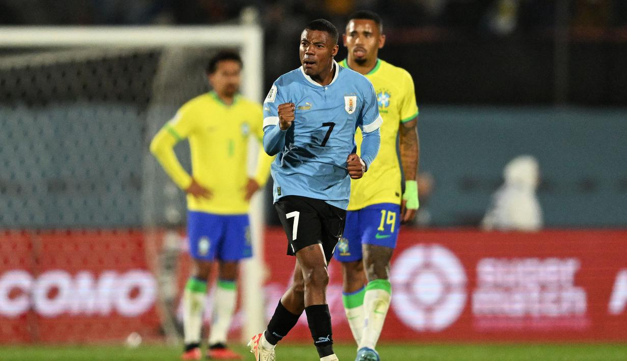 Satu pemain lagi yang menghuni posisi puncak daftar top skor sementara Kualifikasi Piala Dunia 2026 Zona Conmebol dengan raihan 3 gol adalah gelandang Uruguay, Nicolas de la Cruz. Pemain berusia 26 tahun yang kini tengah menjalani musim ke-7 bersama River Plate ini mampu membawa Uruguay menempati posisi kedua pada klasemen sementara kualifikasi Piala Dunia 2026 Zona Conmebol dengan koleksi 7 poin dari 4 laga. (AFP/Eitan Abramovich)