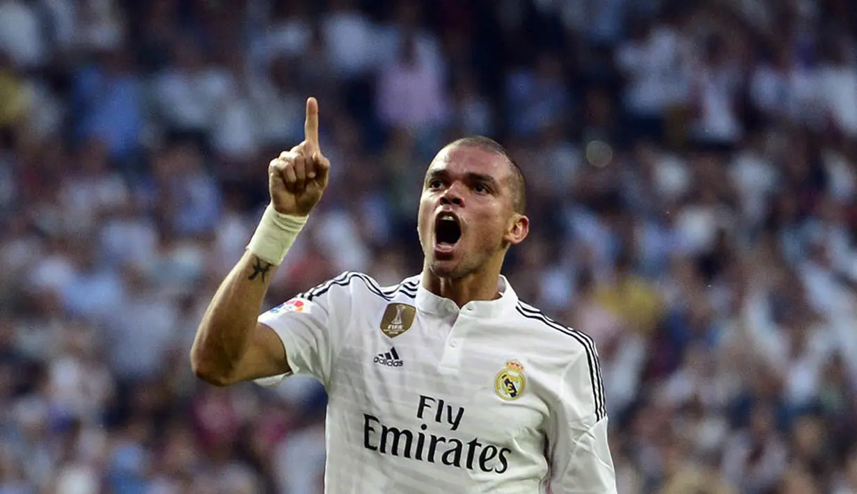 6. Pepe, penampilan bek tengah asal Portugal ini memang biasa saja, selain itu usianya yang sudah mencapai 33 tahun membuat dirinya lambat. (AFP/Gerard Julien)