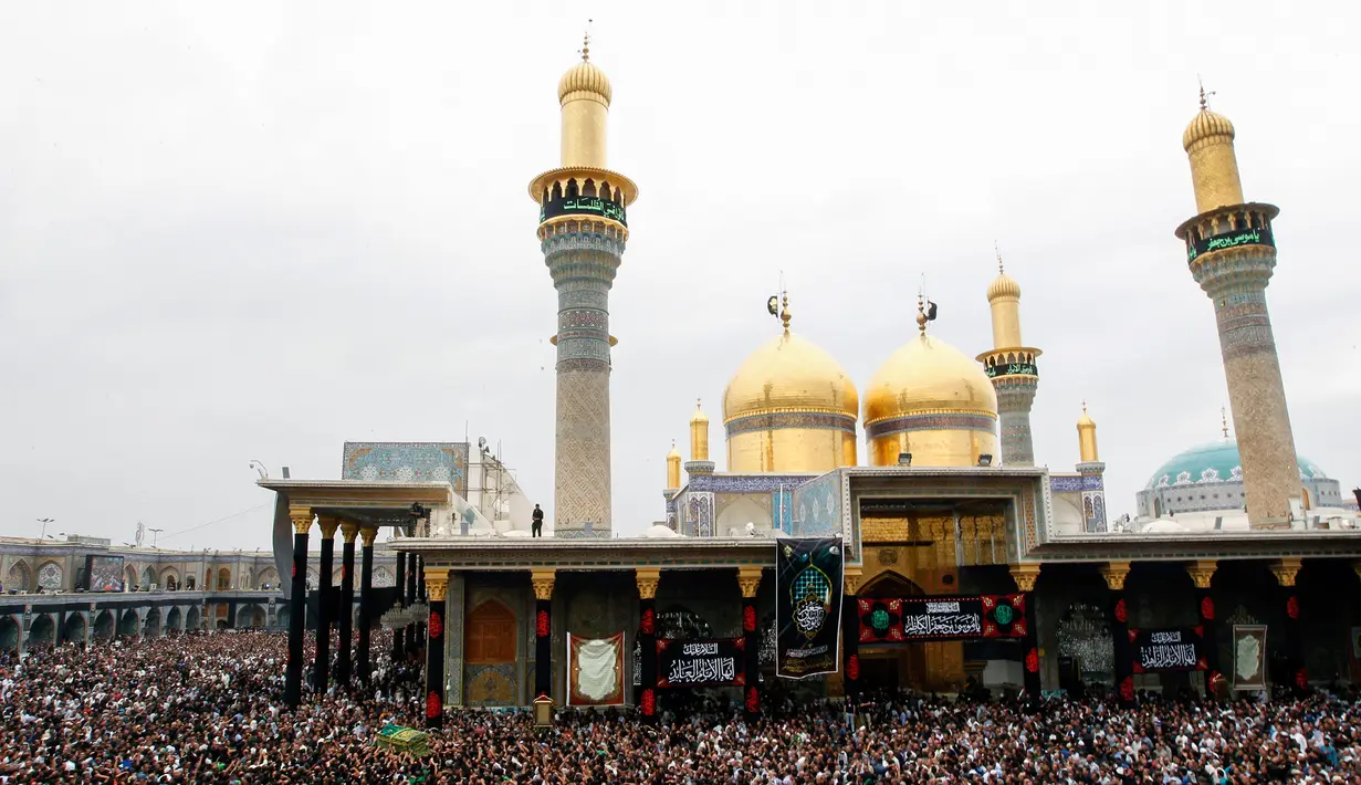 Ribuan umat Syiah Irak berkumpul di makam Imam Musa al-Kadhim di Kadhimiya saat memperingati wafatnya imam Syiah tersebut di Kadhimiya, distrik utara Baghdad, Irak (23/4). (AFP/Sabar Arar)
