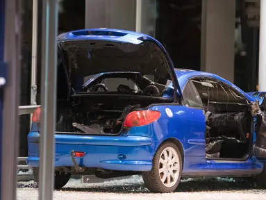 Sebuah mobil warna biru hancur setelah menabrak kantor Partai Sosial Demokratik Jerman (SPD) dengan sengaja di Berlin (25/12). Menurut keterangan pelaku pria kepada polisi, ia ingin bunuh diri. (AFP PHOTO / Ganjil Andersen)