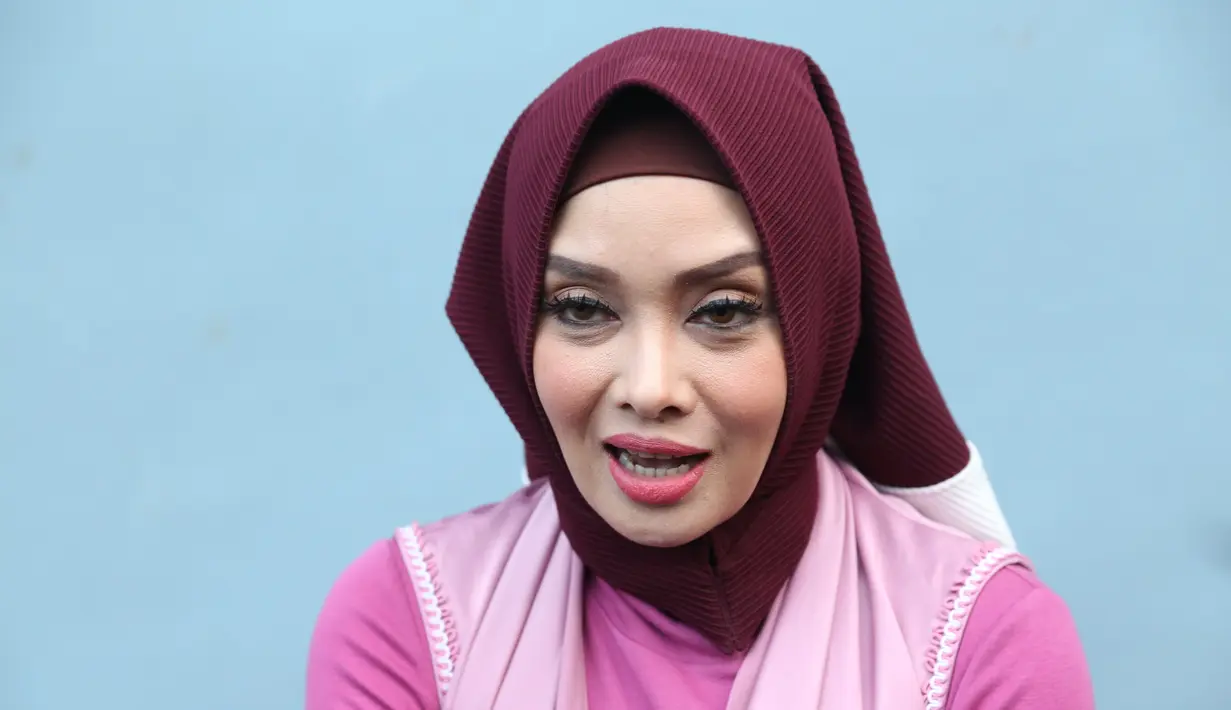 "Saya memang lagi nggak tertarik untuk berhubungan yang lebih dengan laki-laki saat ini. Aku udah bilang di awal ayok kalau berteman, cuma kalau mau dekat segala macam, nggak dulu," kata Terry Putri. (Nurwahyunan/Bintang.com)