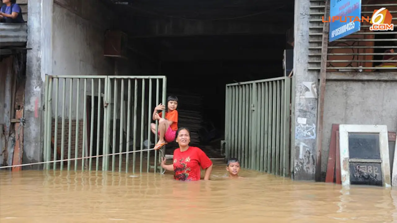 banjir-bertahan-rumah-140115b.jpg