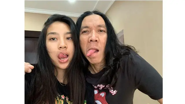 Mezzaluna dan sang ayah saat selfie berdua dengan gaya konyol.