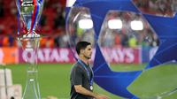 Pelatih Arsenal, Mikel Arteta, berjalan melewati trofi setelah timnya mengalami kekalahan pada pertandingan final Liga Champions antara Paris Saint-Germain (PSG) dan Arsenal FC di Puskas Arena, Budapest, pada 30 Mei 2026. (Foto: Odd ANDERSEN / AFP.)
