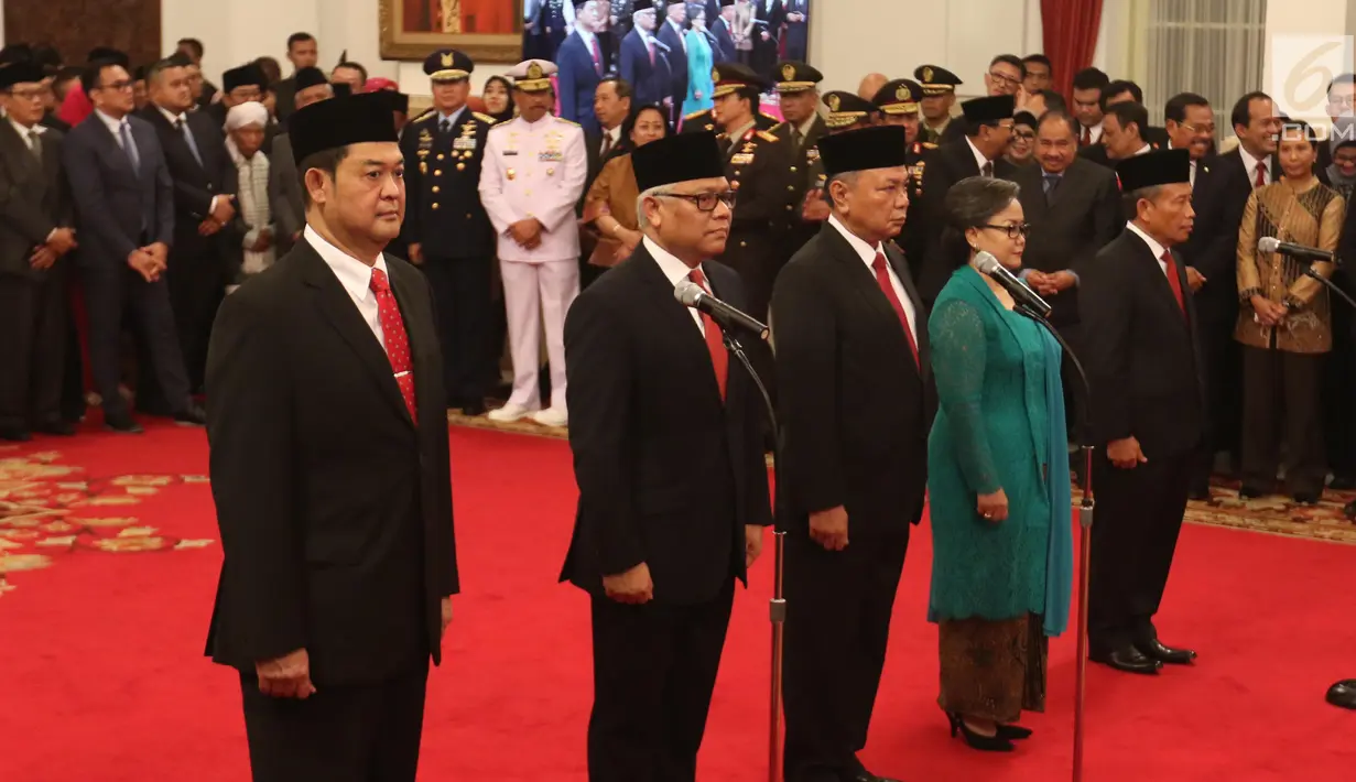 Lima Dubes Luar Biasa dan Berkuasa Penuh RI sebelum disumpah jabatan di Istana Negara, Jakarta, Rabu (13/2). Mochammad Chandra Widya Yudha sebagai Dubes RI untuk Republik Serbia merangkap Montenegro berkedudukan di Beograd. (Liputan6.com/Angga Yuniar)