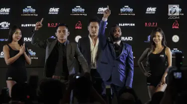 Atlet Martial Art Indonesia Stefer Rahardian dan lawannya Muhammad Imran berpose saat konferensi pers ONE: Kings of Courage di Jakarta, Kamis (18/1). (Liputan6.com/Faizal Fanani)