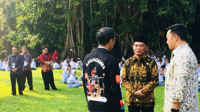 Presiden Jokowi mengenakan jaket Asian Games saat menerima 272 perwakilan siswa-siswi OSIS SMA berprestasi se-Indonesia di Istana Kepresidenan Bogor. (Merdeka.com/Titin Supriatin)