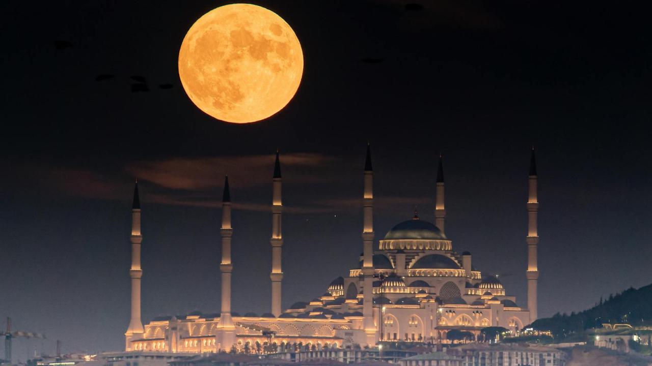 Ilustrasi bulan purnama, masjid, Islami