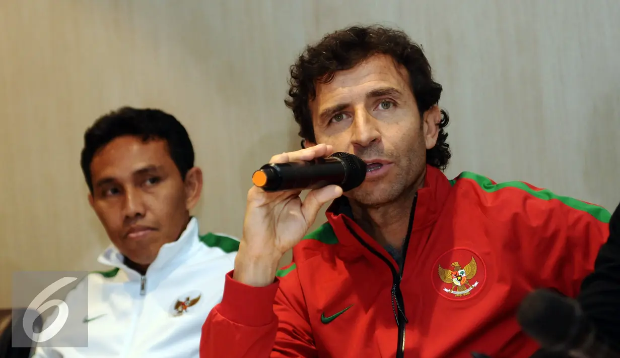 Pelatih Luis Milla Aspas (kanan) menjawab pertanyaan saat memperkenalkan tim kepelatihan Timnas Indonesia di kantor PSSI, Jakarta, Kamis (9/2). Mantan pemain timnas, Bima Sakti menempati posisi sebagai asisten pelatih. (Liputan6.com/Helmi Fithriansyah)