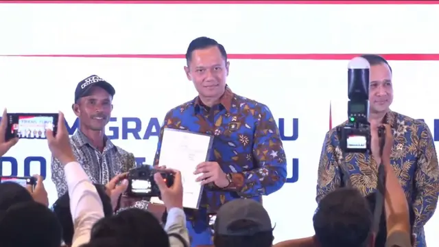 Menko AHY Serahkan 1.120 Sertifikat Tanah untuk Transmigran di Sukabumi