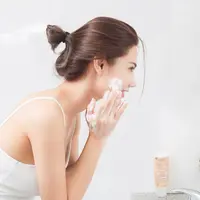 Gentle facial wash untuk kulit tetap nyaman saat liburan. (jayzynism/Depositphotos)