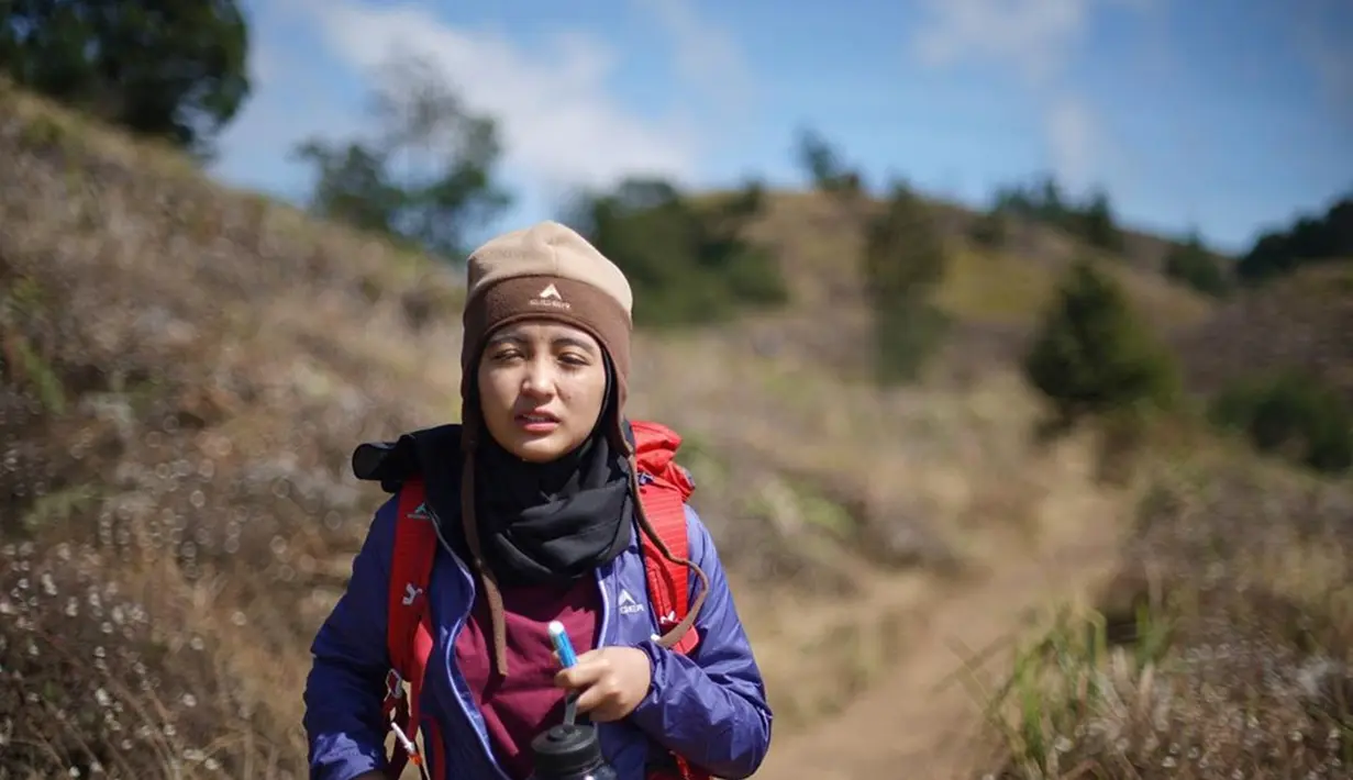 Gadis kelahiran Depok, Jawa Barat ini tampak menunjukkan muka kepayahan. Dengan tetap membawa bagpack dan air minum di depannya, ia tampil menggunakan jaket gunung berwarna biru. Kupluk berwarna coklat terpasang di kepalanya.  (Liputan6.com/IG/@arafahrianti)