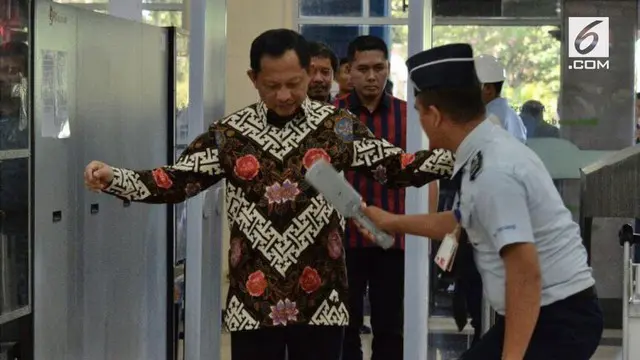 Kapolri Jenderal Tito Karnavian memberikan pelajaran kepada semua jajaran kepolisian termasuk keluarga saat memasuki bandara 