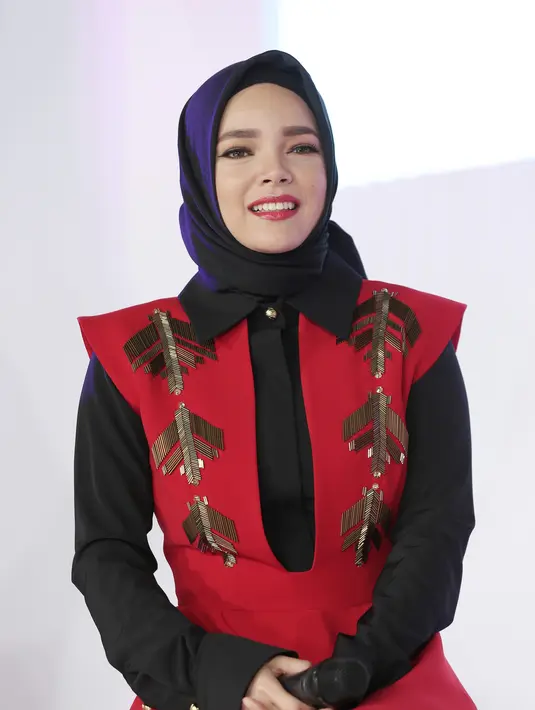 Bagi perempuan yang kini berusia 36 tahun itu, berdandan hanya dipersembahkan buat suami. Jadi sesuai dengan kesukaan sang suami. (Galih W. Satria/Bintang.com)