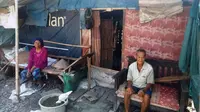 Potret kemiskinan pasangan lansia Sahid (70) dan Komah (65) di Karawang, Jabar. (Liputan6.com/Abramena)
