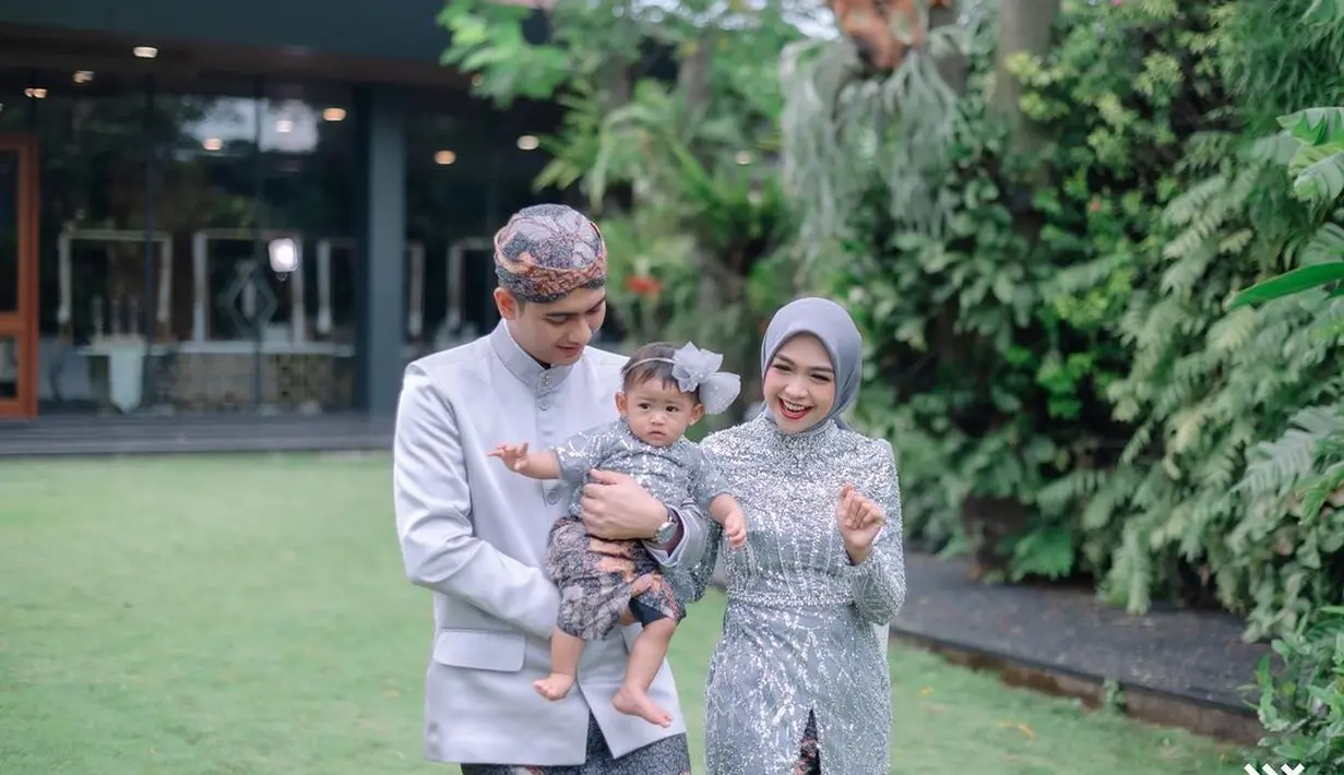 Tedhak siten sendiri merupakan prosesi adat Jawa yang digelar saat pertama kali anak belajar menginjak kaki ke tanah.[Foto: IG/windrafotografi].