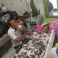 Suami korban razia berdarah baru mengetahui ada luka tembak di tubuh ibu mertuanya setelah tiba di rumah sakit. (Liputan6.com/Nefri Inge)