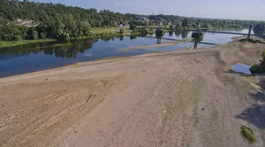Tepian pasir terlihat di sungai Loire selama kekeringan di Montlouis-sur-Loire, Prancis tengah, pada 21 Agustus 2023.  (AFP/GUILLAUME SOUVANT)