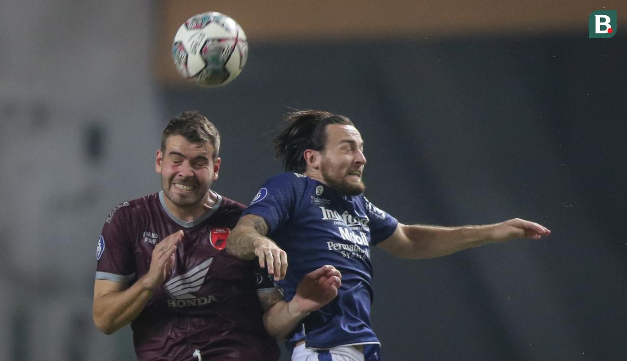 Pemain Persib Bandung, Marc Klok (kanan) dan pemain PSM Makassar, Willem Jan Pluim berduel udara dalam laga pekan ke-6 BRI Liga 1 2021/2022 di Stadion Wibawa Mukti, Cikarang, Sabtu (02/10/2021) WIB. Kedua tim bermain imbang 1-1. (Bola.com/Bagaskara Lazuardi)