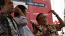Ketua Dewan Pertimbangan Partai Golkar Akbar Tandjung (kanan) dalam diskusi bertajuk "Berebut Golkar" di Jakarta, Sabtu (15/11/2014). (Liputan6.com/Johan Tallo)‎