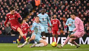 Gelandang Liverpool asal Jerman bernomor punggung 07, Florian Wirtz (kiri), tendangannya berhasil ditepis saat pertandingan Liga Inggris antara Liverpool dan Burnley di Anfield, Liverpool, barat laut Inggris pada 17 Januari 2026. (Oli SCARFF/AFP)
