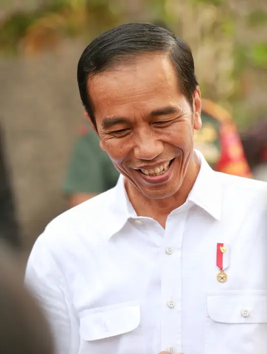 Joko Widodo akan menikahkan anak keduanya, Kahiyang Ayu dengan Bobby Nasution pada Rabu (8/11). Ribuan tamu akan hadir dari berbagai kalangan. Mulai pedangang kaki lima, pedagang pasar hingga pejabat negara. (Adrian Putra/Bintang.com)