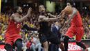 Pemain Cleveland Cavaliers, JR Smith (tengah) mengecoh da pemain Toronto Raptors pada gim keempat semifinal Wilayah Timur NBA playoff di Quicken Loans Arena, Cleveland, (7/5/2018). (AP/Tony Dejak)