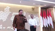 Menteri Koordinator Perekonomian, Airlangga Hartarto dan Wakil Menteri Keuangan Suahasil Nazara dalam konferensi pers perkembangan isu perekonomian terkini, di Kantor Kemenko, Jakarta, Kamis (18/4/2024).(Tira/Liputan6.com)