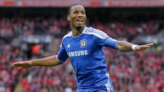 Didier Drogba dianggap sebagai salah satu pemain Afrika terbaik di Liga Inggris. Ia didatangkan oleh Chelsea pada 2004 dari Marseille dan berkontribusi dalam menyabet gelar Liga Inggris meski banyak absen karena cedera perut. Pada musim berikutnya, ia berhasil menjadi pencetak assist terbanyak, yaitu 11 assist sekaligus mengantarkan The Blues mempertahankan gelar liga mereka. Drogba tercatat berhasil memperoleh penghargaan Sepatu Emas pada musim 2006/2007 usai menorehkan 20 gol di liga. (AFP/Ian Kington)