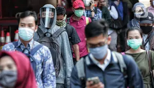 Antrean calon penumpang memasuki stasiun Sudirman saat jam pulang kantor di Jakarta, Senin (8/6/2020). Aktivitas perkantoran dimulai kembali pada pekan kedua penerapan Pembatasan Sosial Berskala Besar (PSBB) transisi pandemi COVID-19. (Liputan6.com/Johan Tallo)