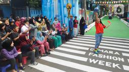Warga dengan mengenakan jersey atau kostum tim sepak bola peserta Piala Dunia 2022 Qatar menggelar fashion show di Perum Depok Maharaja Blok M1 Cluster Cemara, Rangkapan Jaya, Depok, Minggu (20/11/2022). Fashion show jelang Piala Dunia 2022 terlihat mendapat sambutan antusias warga Perum Depok Maharaja Blok M1 Cluster Cemara yang menyaksikan acara tersebut. (merdeka.com/Arie Basuki)