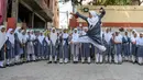 Seorang gadis muslim (tengah) memainkan pedang saat berlatih seni bela diri Vovinam untuk tampil dalam Hari Perempuan Internasional di sekolah menengah St Maaz, Hyderabad, India, Kamis (5/3/2020). Vovinam adalah seni bela diri menggunakan pedang dan tongkat asal Vietnam. (NOAH SEELAM/AFP)