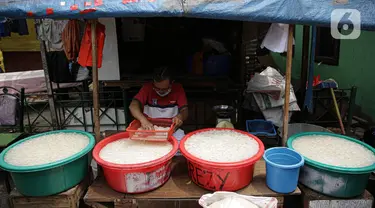 Pedagang kolang-kaling musiman menggelar dagangannya di kawasan Tanah Abang (13/4/2021). Selama Ramadan buah kolang-kaling selalu diburu oleh masyarakat. Tak heran jika pedagang musiman selalu bermunculan saat bulan suci tersebut. (Liputan6.com/Faizal Fanani)