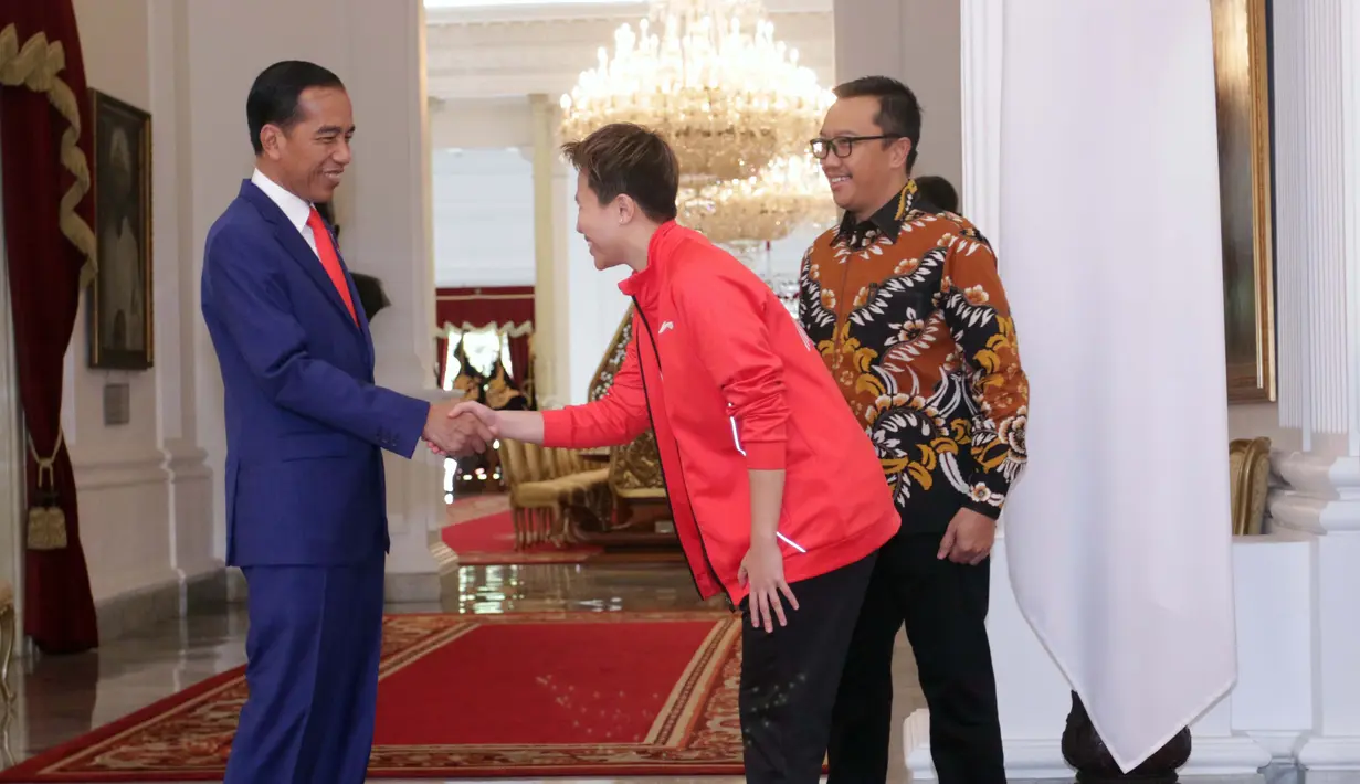Atlet bulu tangkis, Liliyana Natsir menemui Presiden Joko Widodo didampingi Menpora Imam Nahrawi di Istana Merdeka, Jakarta, Selasa (29/1). Liliyana, yang telah memutuskan pensiun sebagai atlet bulu tangkis, berpamitan kepada Jokowi. (Liputan6.com/HO/Ran)