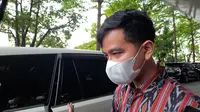 Wali Kota Solo, Gibran Rakabuming Raka tetap memakai masker meskipun Presiden Jokowi telah memberikan kelonggaran membolehkan kepada masyarakat untuk melepas masker.(Liputan6.com/Fajar Abrori)