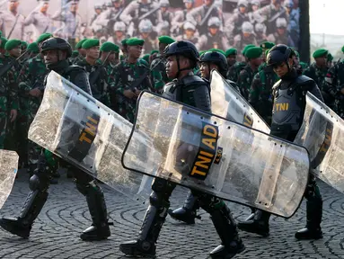 Prajurit Tentara Nasional Indonesia Angkatan Darat (TNI AD) berbaris dengan penuh perhatian saat unjuk kekuatan menjelang pelantikan presiden terpilih Prabowo Subianto sebagai presiden ke-8 Indonesia, Jumat, 18 Oktober 2024. (AP Photo/Tatan Syuflana)