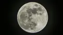 Bulan dalam bentuk penuh sebelum terjadinya fenomena gerhana bulan sebagian (parsial) di langit Jakarta pada Rabu (17/7/2019) dini hari. Gerhana bulan terakhir dalam tahun 2019 ini merupakan fenomena jenis gerhana bulan parsial, karena masih ada yang tampak sebagian. (BAY ISMOYO/AFP)