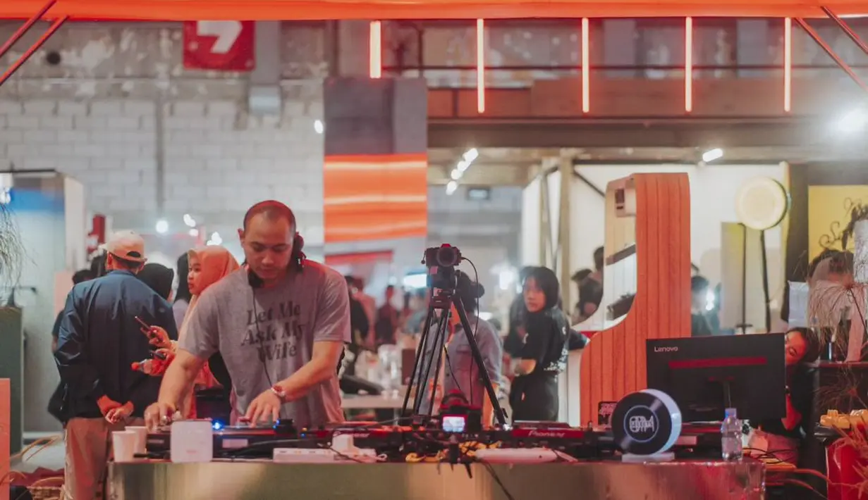 Keakraban Noah Sinclair dengan ayah sambungnya tersebut pun tak luput dari sorotan.  [@tikoaryawardhana]