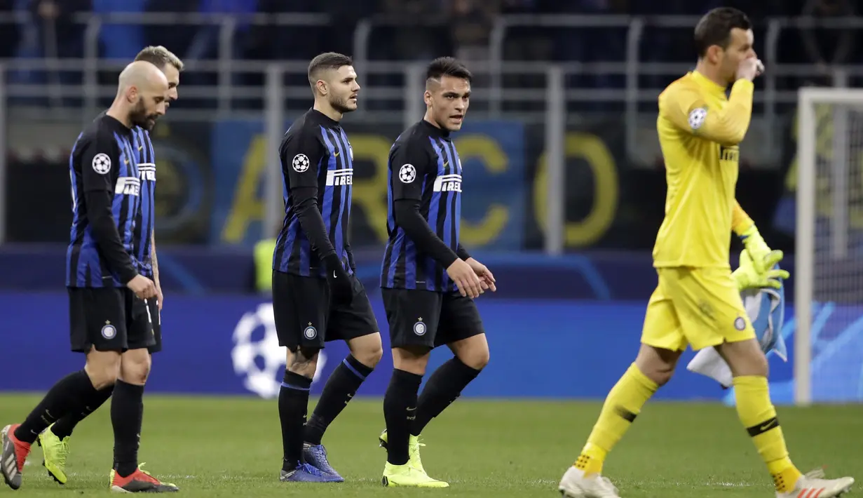 Para pemain Inter Milan tampak lesu usai gagal mengalahkan PSV Eindhoven pada laga Liga Champions di Stadion San Siro, Italia, Selasa (11/12). Kedua tim bermain imbang 1-1. (AP/Luca Bruno)