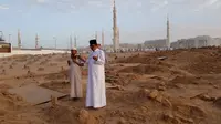 Dubes RI Agus Maftuh Abegebriel bersama Atase Kepolisian ATPOL, Kombes Fahrurrazi  berdoa bersama di makam keluarga Azwar  di komplek pemakaman Baqi', Madinah. (Sumber: KBRI Riyadh).