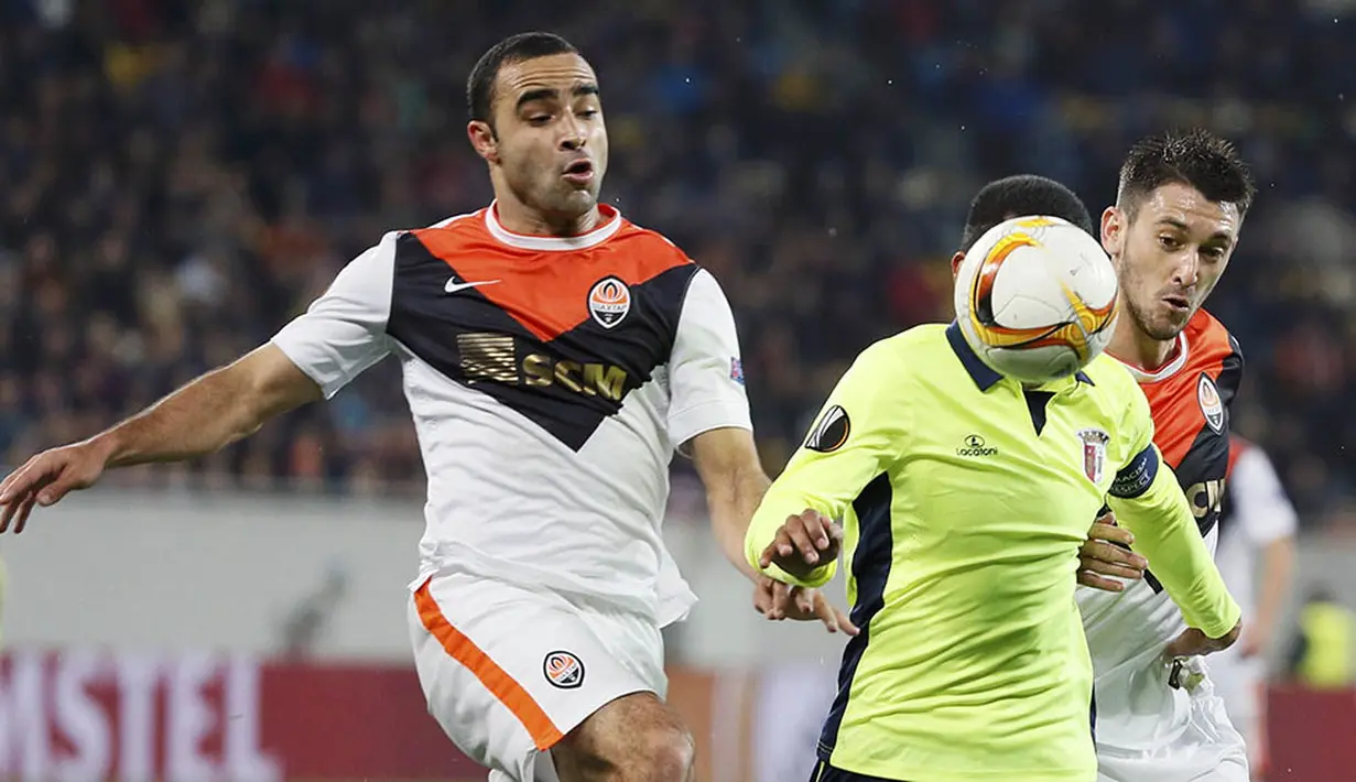 2. Pemain Braga, Marcelo Goiano, berebut bola dengan pemain Shakhtar, Ismaily, pada laga Liga Europa di Stadion Arena Lviv, Ukraina, Kamis (14/4/2016). Shakhtar lolos ke semifinal dengan agregat 6-1. (Reuters/Gleb Garanich)