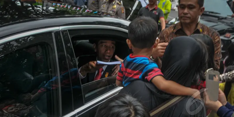 Usai Jamuan Makan Siang dengan Delegasi KAA, Jokowi Bagikan Buku Kepada Warga