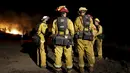 Petugas pemadam kebakaran bersiap memadamkan api di hutan kawasan California, AS, Senin (3/8/2015). Sedikitnya 9.000 petugas damkar berjuang mengatasi sebanyak 18 kebakaran hutan yang melanda Negara Bagian California, AS. (Reuters/ Stephen Lam) 