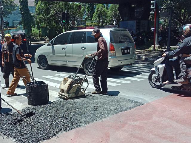 Buntut Asap Keluar Dari Jalan Di Simpang Cipaganti Pasteur Bandung Regional Liputan6 Com