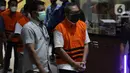Wakil Ketua DPRD Provinsi Jawa Timur 2019-2024, Sahat Tua P. Simandjuntak digiring petugas menuju ruang rilis penetapan tersangka dan penahanan di Gedung Merah Putih Komisi Pemberantasan Korupsi (KPK), Jakarta, Kamis (15/12/2022). Sahat Tua P. Simandjuntak bersama tiga orang lainnya terjerat OTT yang digelar tim penindakan KPK di Surabaya, Jawa Timur, pada Rabu (14/12) malam. (Liputan6.com/Helmi Fithriansyah)