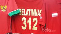 Kaos Bela Timnas siap untuk pembeli di areal Stadion Pakansari, Bogor, (03/11/2016). (bola.com/Nicklas Hanoatubun)