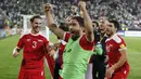 Para pemain Suriah bergembira usai menahan imbang Iran 2-2 pada laga kualifikasi Piala Dunia 2018 di Stadion Azadi, Taheran, Selasa (5/9/2017). Finis urutan tiga grup A, Suriah lolos ke babak playoff untuk menantang Australia. (AFP/Atta Kenare)