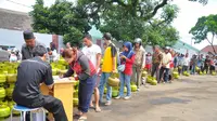 Kelangkaan gas 3 kilogram hampir merata terjadi di Kota dan Kabupaten Bogor. Kelangkaan yang sudah terjadi sepekan terakhir ini membuat masyarakat menjerit tidak bisa memasak. (Liputan6.com/Achmad Sudarno)